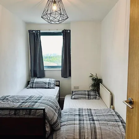 Stunning 2 Bed Flat With City Views Barking  Exterior photo