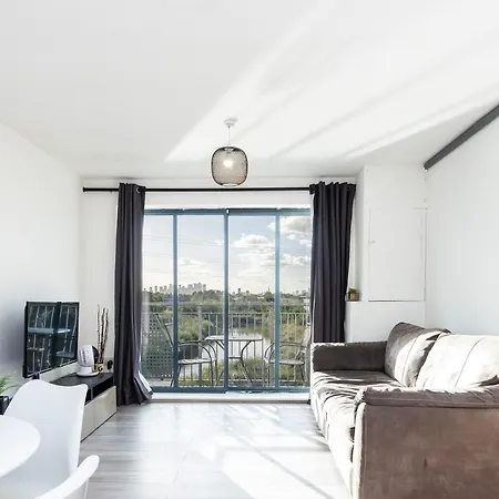 Stunning 2 Bed Flat With City Views Barking  Exterior photo