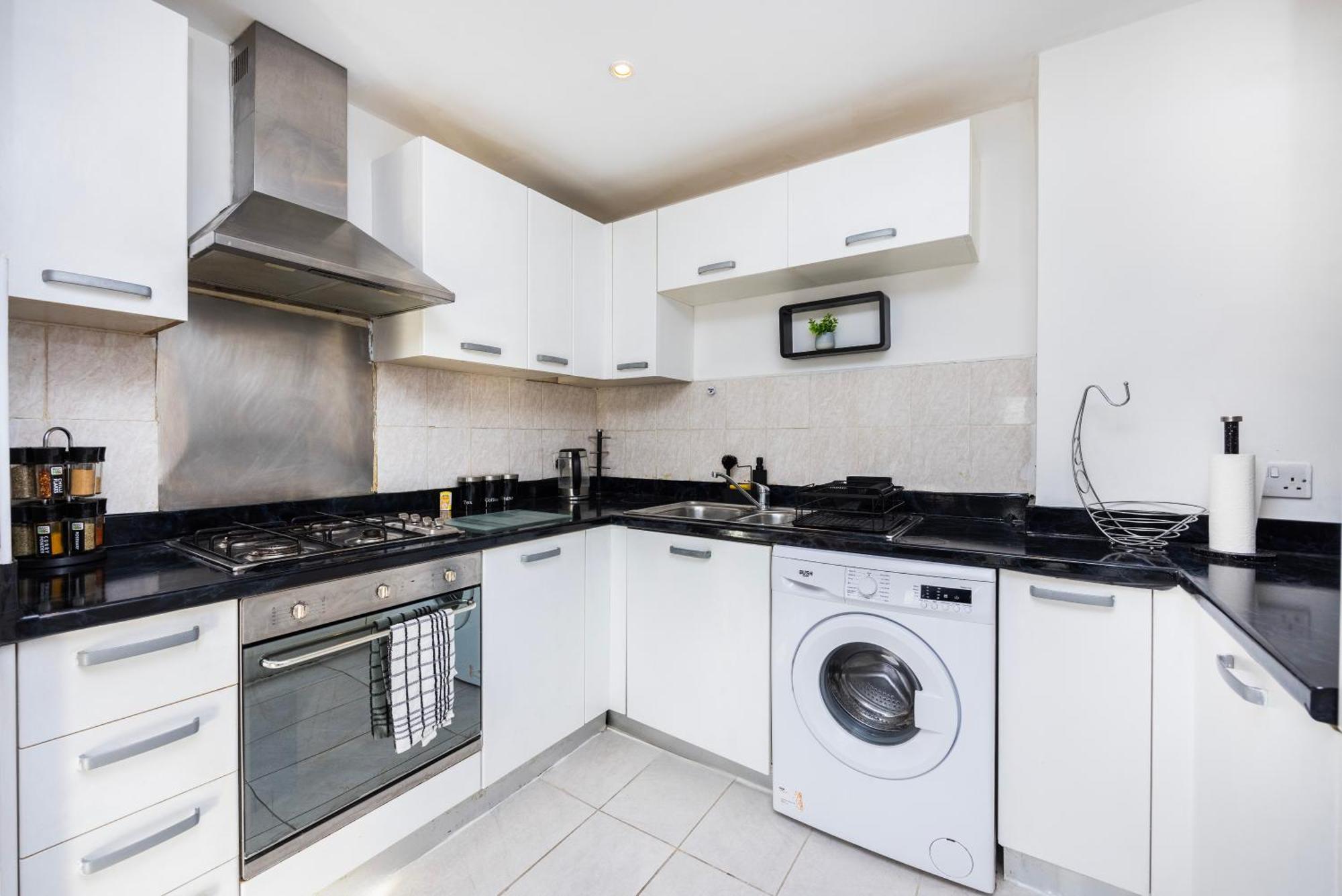 Stunning 2 Bed Flat With Views Apartment