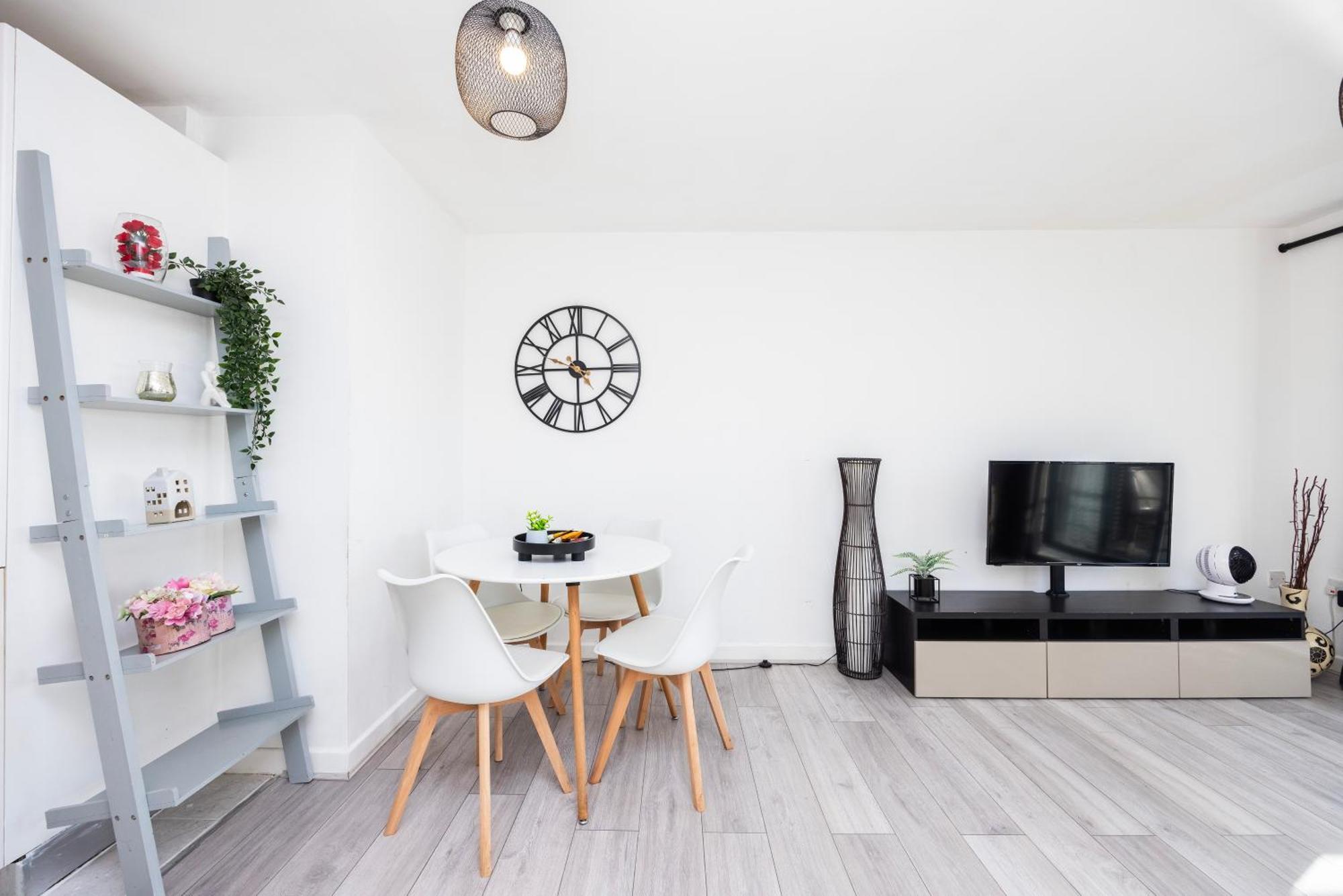 Stunning 2 Bed Flat With Views Apartment *