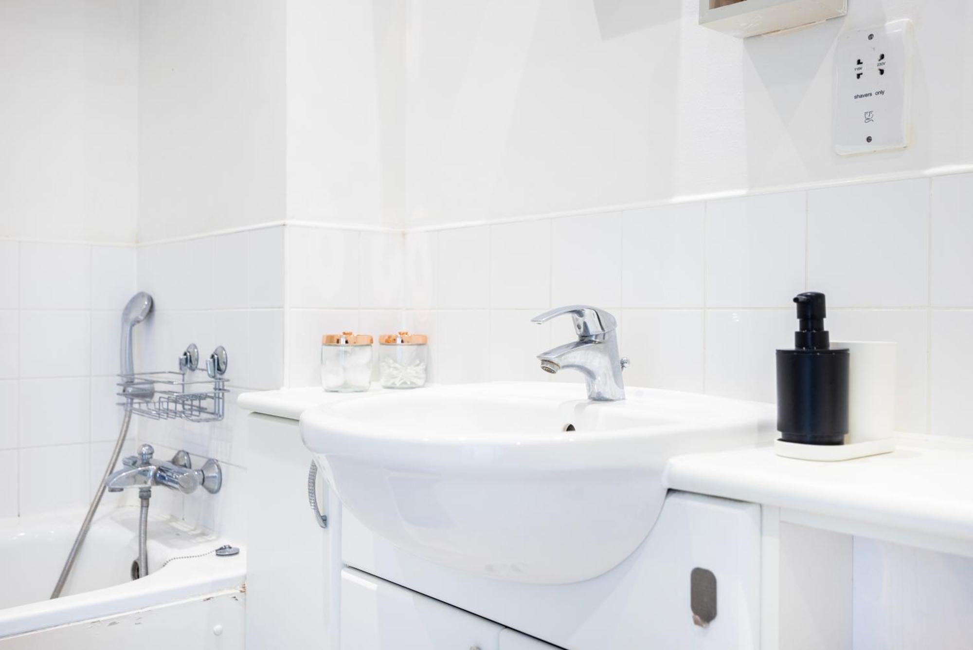 Stunning 2 Bed Flat With Views *