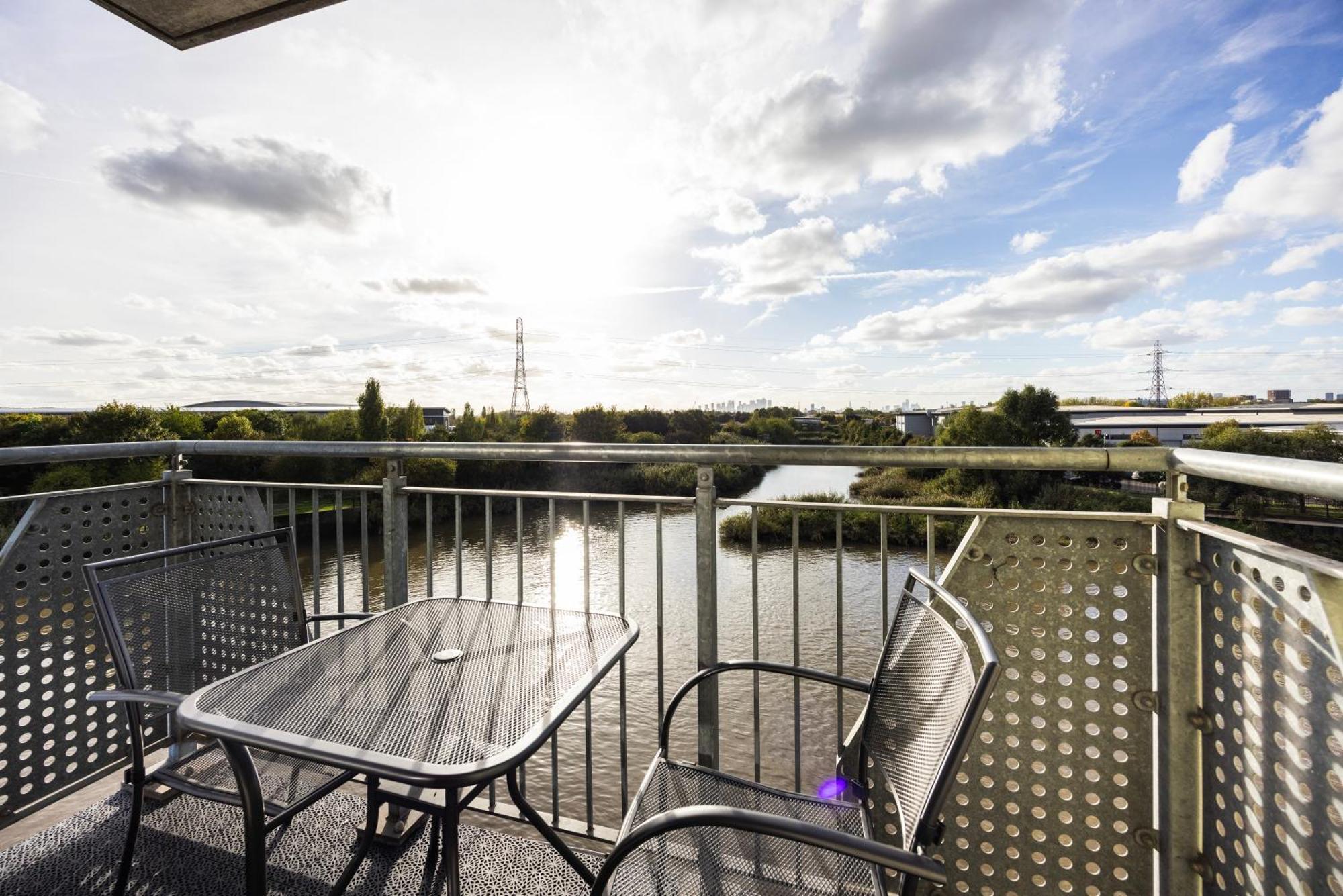 Stunning 2 Bed Flat With Views